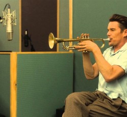 Ακούστε τον Ethan Hawke να τραγουδά jazz 