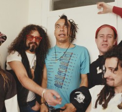 Οι Faith No More το γιορτάζουν με τον πρώτο τραγουδιστή τους 