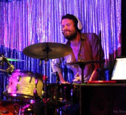 O Father John Misty επιστρέφει στα ντραμς