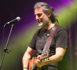 Ο Φίλιππος Πλιάτσικας παρουσιάζει "το rock της δυτικής όχθης" στο Θέατρο Πέτρας. Κερδίστε προσκλήσεις! 