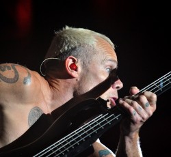 Flea: «Clint Eastwood, μέτρα κι εμένα με τους δειλούς!» 