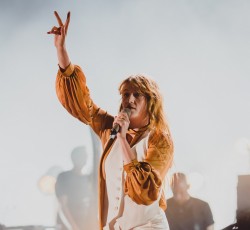 Η Florence Welch live σε νοσοκομείο για νεαρή της fan (video) 