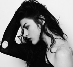 H Frances Bean Cobain τραγουδά 