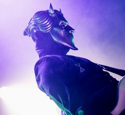 Ποια είναι η νέα μπασίστρια των Ghost; 