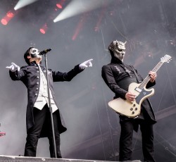 Ghost: Δείτε τους να παίζουν ζωντανά το νέο "Square Hammer" (video) 