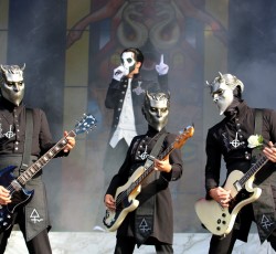  «Έρχεται η 4η μετανσάρκωση του Papa Emeritus» 