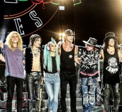 Περισσότερες από 30 συλλήψεις σε συναυλία των Guns N’ Roses 