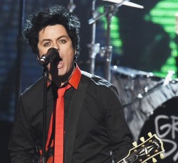 Δείτε τους Green Day να τραγουδούν "No Trump, No KKK, No Fascist USA" (video)