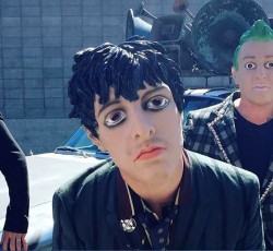 Οι Green Day ληστεύουν (;) τράπεζα 