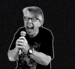 Η 68χρονη που τραγουδάει grindcore επιστρέφει με νέο single 