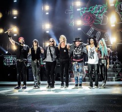 Υπό κράτηση οι Guns N’ Roses για οπλοκατοχή 