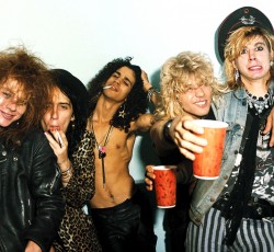 Ξεκινούν το «ζέσταμα» απόψε οι Guns N' Roses 