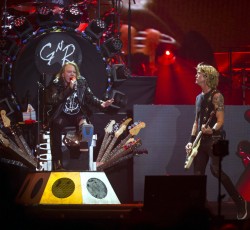 Oι Guns N' Roses αφιέρωσαν τη συναυλία τους στη μνήμη του Prince 