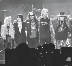 Χαρτόνι με σύνθημα «Πού είναι ο Izzy;» αφαιρείται από μέλος του κοινού και καταστρέφεται σε συναυλία των Guns N' Roses  