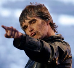 Ο Ian Brown …πατάει γκάζι για να προλάβει πρόβα των Stone Roses 