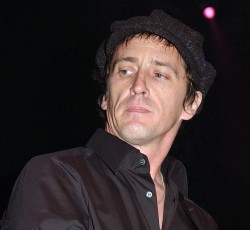 O Izzy Stradlin απαντά αν θα παίξει ή όχι με τους Guns N' Roses 