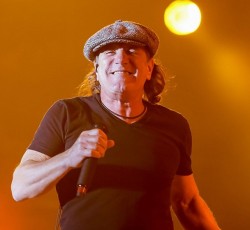 "Mr. Rock N Roll": Ίσως η τελευταία ηχογράφηση του Brian Johnson 