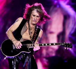 Ο Joe Perry καταρρέει επί σκηνής σε συναυλία των Hollywood Vampires 