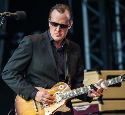 Joe Bonamassa: «...Για να ξέρεις πώς είναι να τρως μια 51 Fender No-caster στο κεφάλι!» 