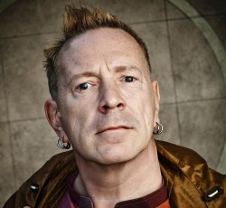 Ο γιος του μάνατζερ των Sex Pistols καίει punk αναμνηστικά αξίας 5 εκατομμυρίων 