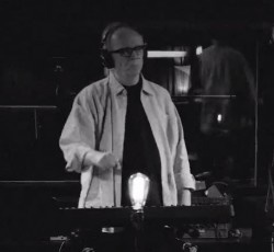 O John Carpenter ηχογραφεί ξανά κομμάτια από κλασικές ταινίες του 