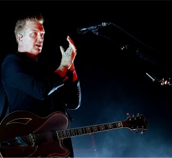 Ο Josh Homme κάνει παραγωγή στους CRX 