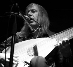 Ο Ολλανδός λαουτίστας Jozef Van Wissem στην Ελλάδα για δύο εμφανίσεις 