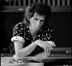 Julien Temple: «Την πρώτη φορά που συνάντησα τον Keith Richards μου έβαλε ένα …σπαθί στο λαιμό»