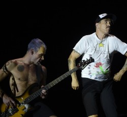 Ο Anthony Kiedis «κλέβει» το μπάσο του Flea (video) 