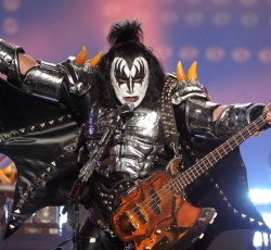 Τούμπα του Gene Simmons επί σκηνής (video)