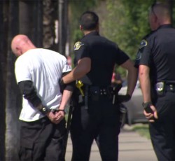 Μεταλλάδες επιτίθενται σε μέλη της Ku Klux Klan 