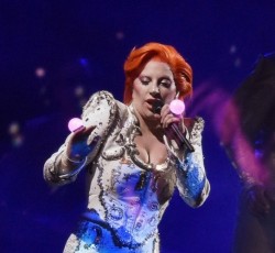 Δεν άρεσε στον γιο του David Bowie η εμφάνιση της Lady Gaga στα Grammys 