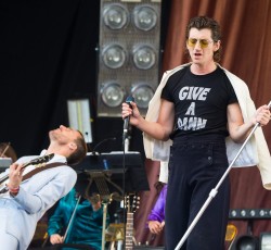 Οι Last Shadow Puppets αποτίουν φόρο τιμής στον David Bowie