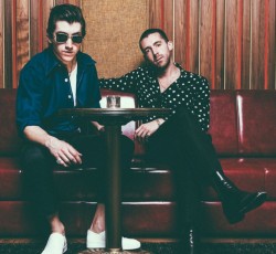 Οι The Last Shadow Puppets διασκευάζουν Leonard Cohen (video)