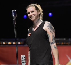 Η τραγουδίστρια των Against Me! καίει το πιστοποιητικό γέννησής της σε συναυλία