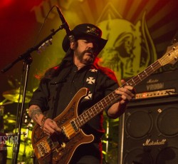 Άγαλμα του Lemmy στο αγαπημένο του μπαρ 