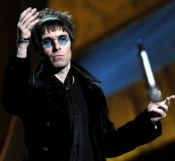 Ο Liam Gallagher απειλεί να σφαλιαρίσει fan των Oasis (video)