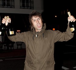 Ο Liam Gallagher τραγουδά το "Wonderwal"  μαζί με fans στη Μάλτα (video) 