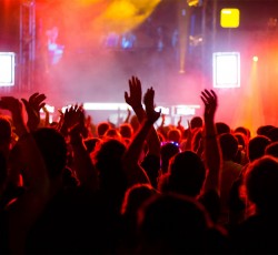 Οι συναυλίες σε κάνουν πιο ευτυχισμένο 