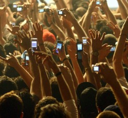 Νέα λύση (;) για τα κινητά στις συναυλίες 