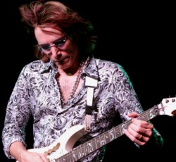 Ο Steve Vai σολάρει στο νέο τραγούδι των M83 