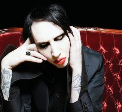 Ο Marilyn Manson αποκεφαλίζει τον Donald Trump! 