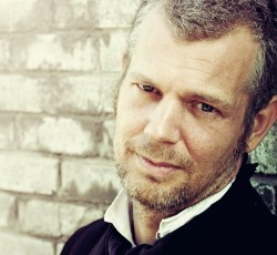 Ο Άγγλος μάγος της σκοτεινής folk, Matt Elliott, επιστρέφει στην Ελλάδα