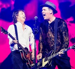 Ο Krist Novoselic των Nirvana και o Paul McCartney μαζί στη σκηνή 