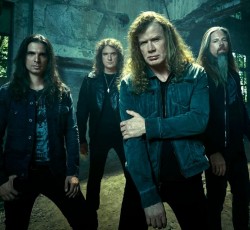 Οι Megadeth δίνουν ένα ακουστικό set έξω από ξενοδοχείο του Buenos Aires