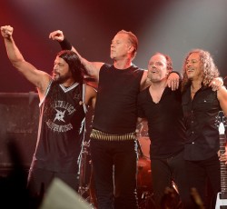 Το "Hardwired… To Self-Destruct" στην κορυφή των charts