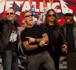 Fans κατακλύζουν fast food νομίζοντας πως παίζουν live οι Metallica 