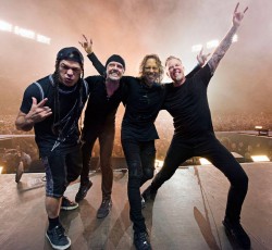 Ανήλικοι «μουσικοί του δρόμου» τζαμάρουν Metallica (video) 