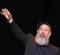 Ο Michael Stipe των REM επιστρέφει στη μουσική 
