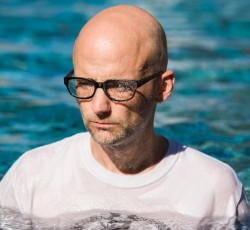 H πολιτικοποιημένη επιστροφή του Moby